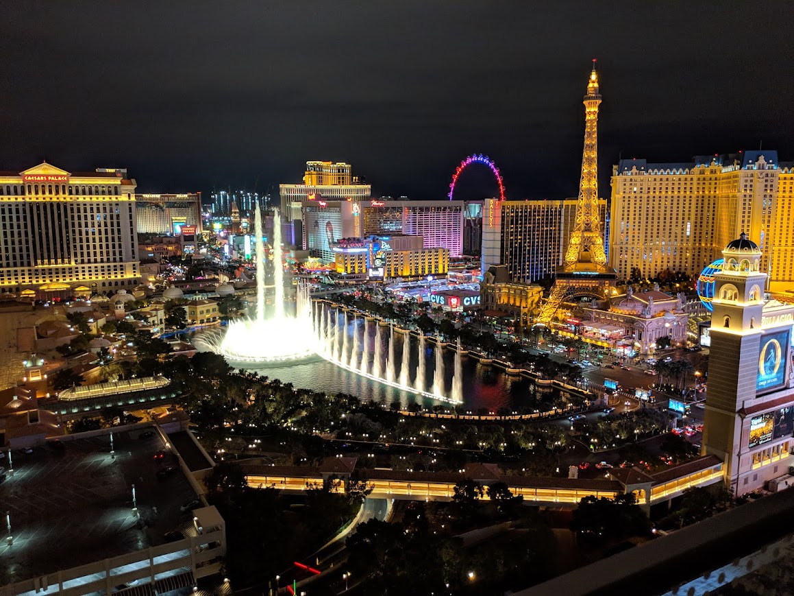 El Strip de Las Vegas iluminado de noche con sus casinos y grandes hoteles